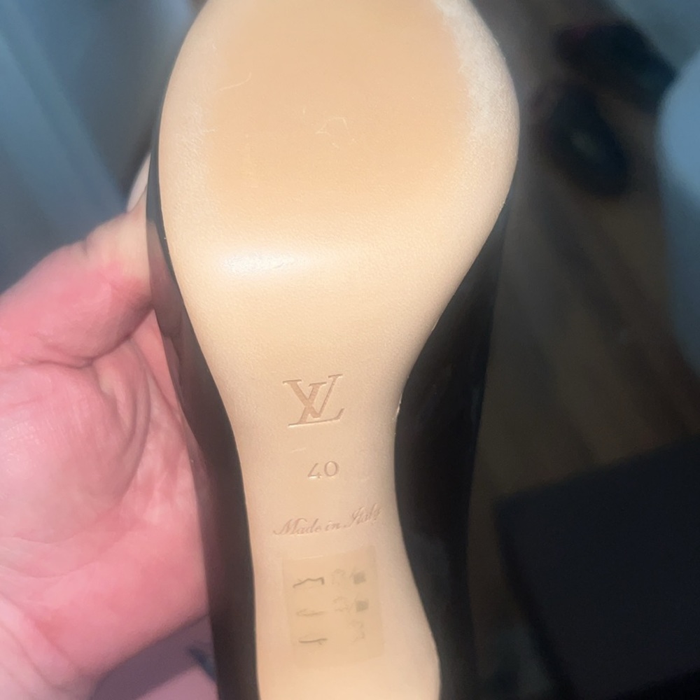 The brand-detailed gold-tone metal attached to the Damier Ebene canvas trim at - Picture 9 of 12